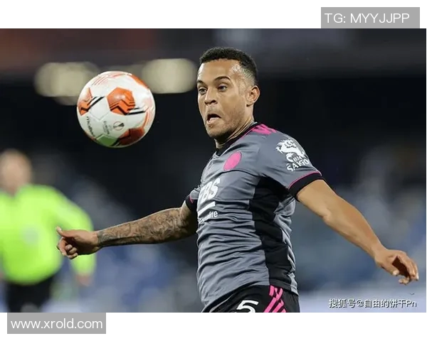 穿藏装亮相的足球球星引发热议 究竟是谁成为焦点人物